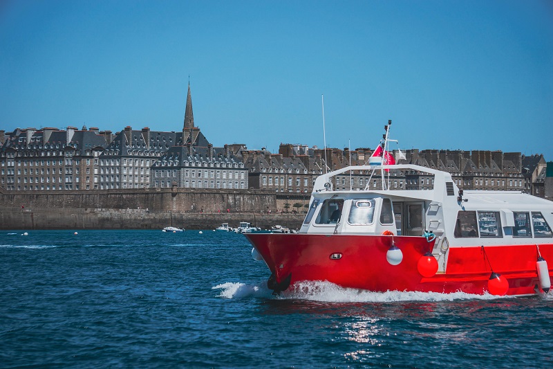 Feu d’artifice de Saint-Lunaire depuis la mer avec les Bateaux Rouges